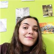 Estudiante de universidad da clases particulares tanto online como presenciales